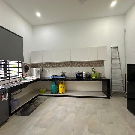 Homestay Kemaman Fyna08 Semi-D, 4 Bedrooms Dekat Pantai キジャル エクステリア 写真