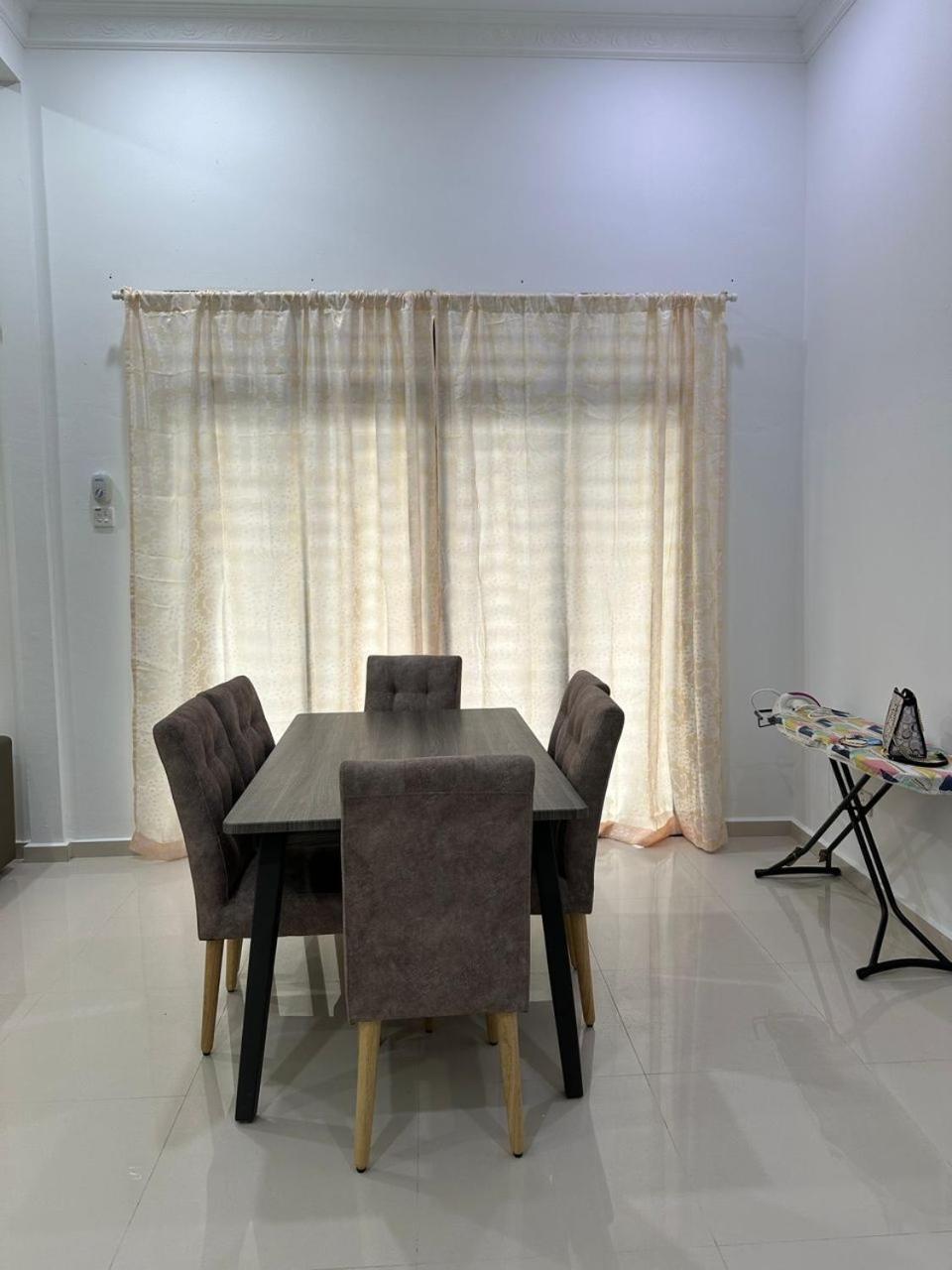 Homestay Kemaman Fyna08 Semi-D, 4 Bedrooms Dekat Pantai キジャル エクステリア 写真